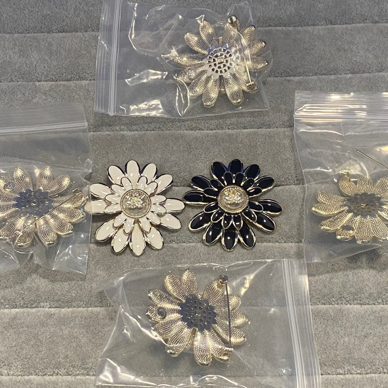 CC Bkack Gold Flower Brooch