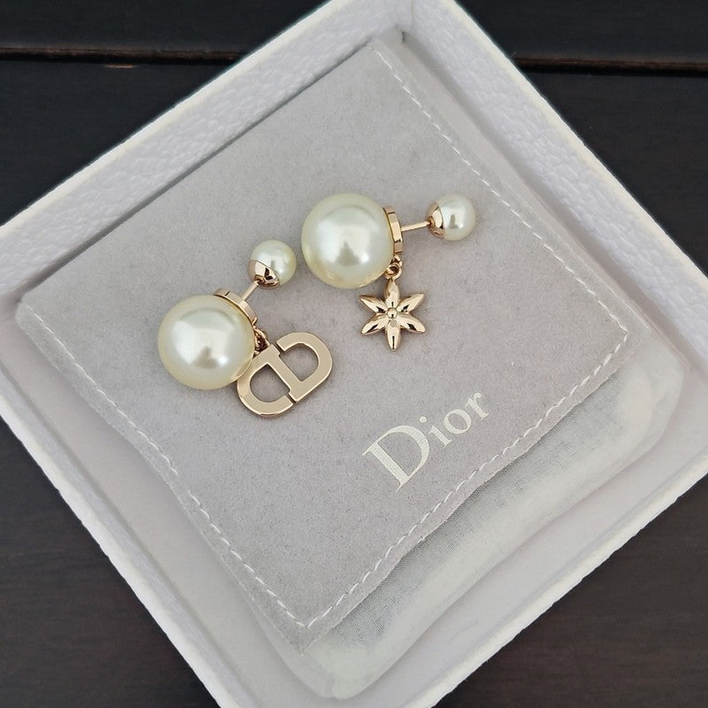 CD Tribales Leaf Pearl Earrings