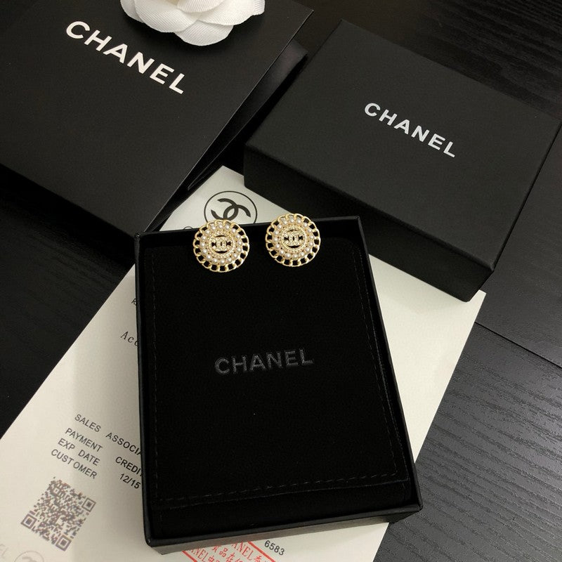 CC Pearl Twist Round Earrings