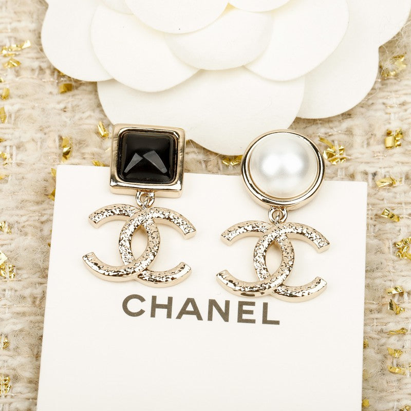 CC Black & White Pearl Pendant Earrings