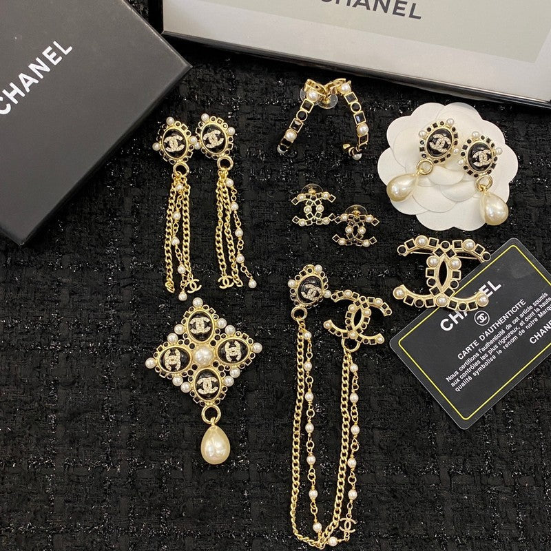 CC Pearl Pendant Gold Brooch