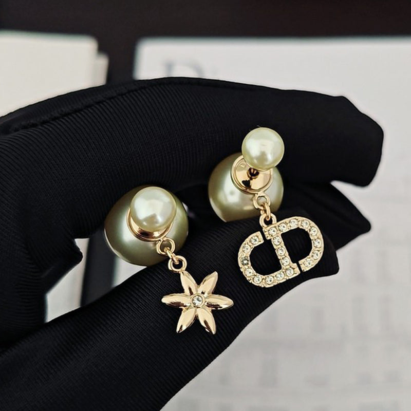 CD Tribales Leaf Pearl Earrings