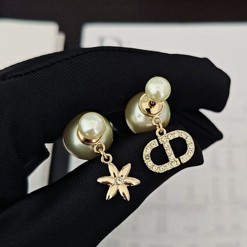 CD Tribales Leaf Pearl Earrings