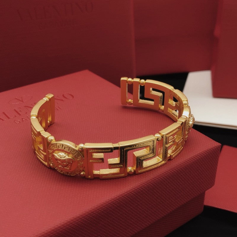 Vers Gold Wide Bracelet