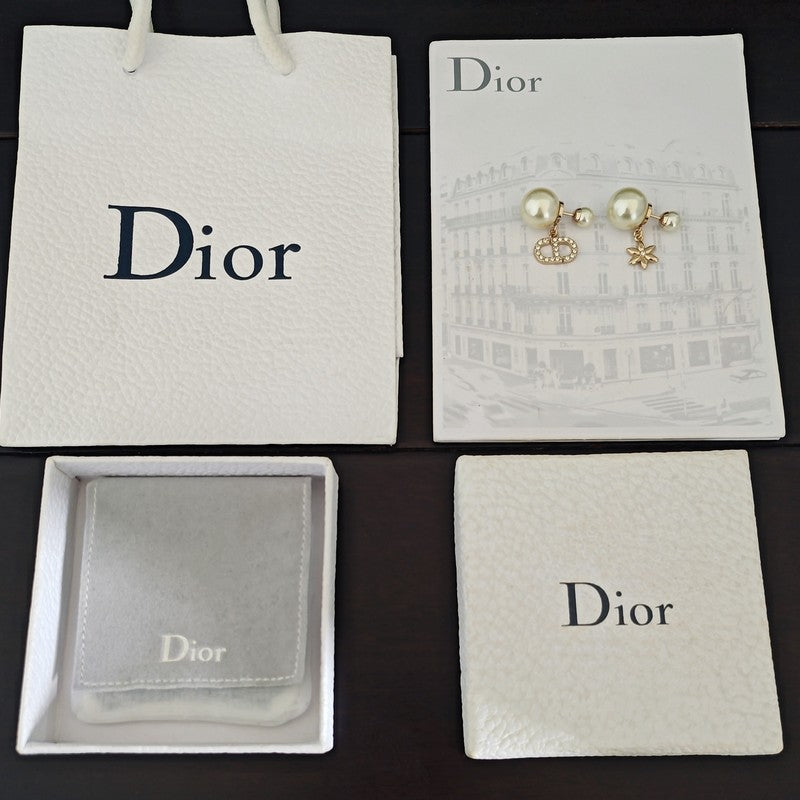 CD Tribales Leaf Pearl Earrings
