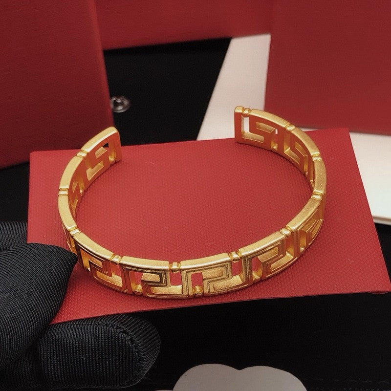 Vers Gold Bracelet