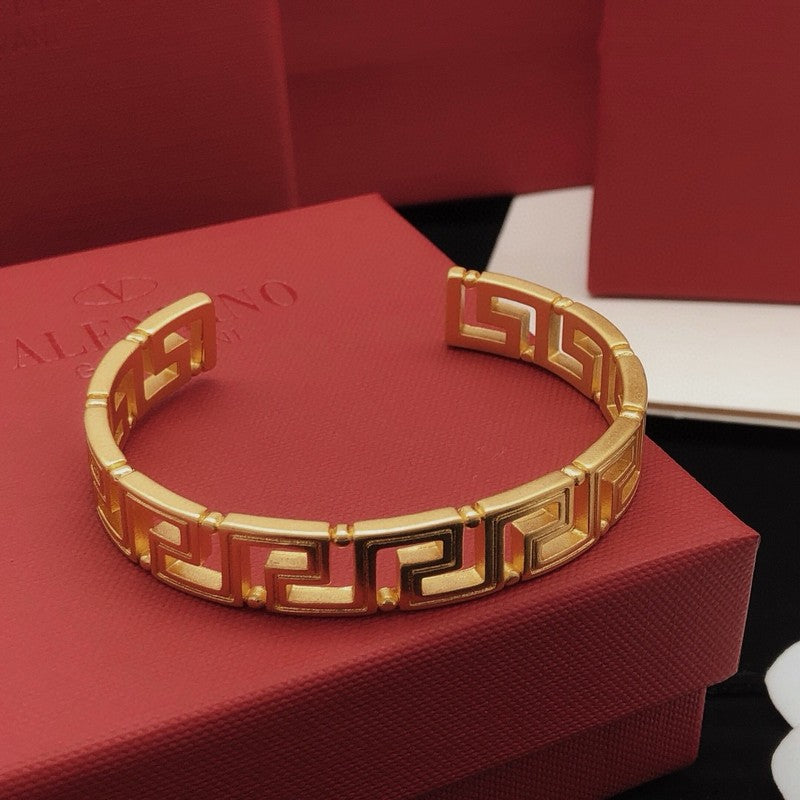 Vers Gold Bracelet