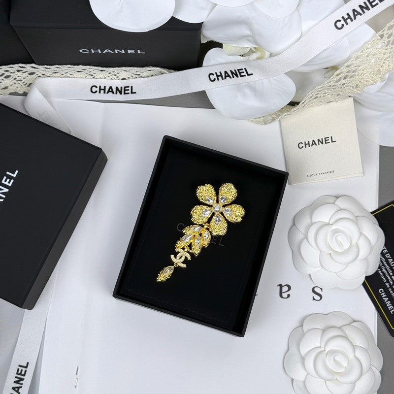 CC 26C Flower Crystal Drop Gold Brooch